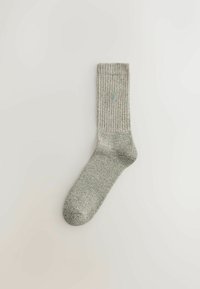 Grauer, gerippter Socken mit einem dünnen hellblauen Muster, hergestellt aus strukturiertem Material. Hat eine knöchellange Länge sowie verstärkte Ferse und Spitze.