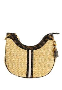 Borsa a tracolla in paglia intrecciata con forma curva, dettagli in ecopelle nera, ferrature dorate e una striscia centrale bianca. Presente dettaglio logo.