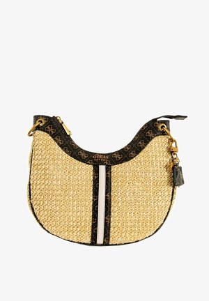 Sac d'épaule en paille tissée avec une forme incurvée, des accents en cuir synthétique noir, des éléments métalliques dorés, et une bande centrale blanche. Détail du logo présent.