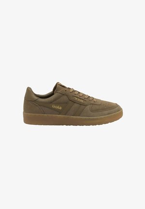 Des baskets basses en daim marron présentent un bout arrondi, des lacets ton sur ton, et des accents dorés, avec une semelle en caoutchouc et des rayures latérales subtiles.