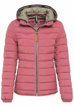 Doudoune matelassée rose avec capuche grise rembourrée, fermeture éclair frontale et deux poches latérales, conçue pour femmes.