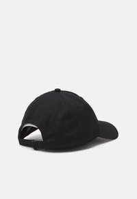 Svart baseballcaps laget av bomull, med buet skjerm, justerbar stropp og en rund knapp på toppen. Enkel design uten mønstre eller logoer.