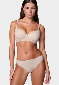 Reggiseno beige con coppe morbide, rifinitura in pizzo e spalline regolabili, abbinato a un slip alto coordinato. Texture liscia e design semplice.