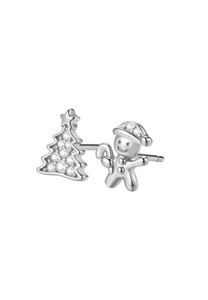 Silberne Ohrstecker mit Motiv eines Lebkuchenmanns und eines Weihnachtsbaums. Nahaufnahme mit einer Hand in der Nähe des Ohrs und Blumen im Vordergrund.