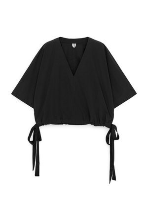 Zwarte losvallende blouse met diepe V-hals, brede ellebooglange mouwen en verstelbare koordjes aan de zoom aan beide zijden.