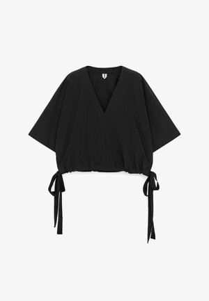 Zwarte losvallende blouse met diepe V-hals, brede ellebooglange mouwen en verstelbare koordjes aan de zoom aan beide zijden.