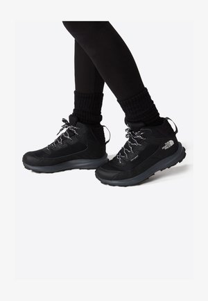 Czarne buty trekkingowe wykonane z siateczki i materiału syntetycznego, z solidną podeszwą, odblaskowymi sznurowadłami oraz wyściełanym wsparciem kostki.