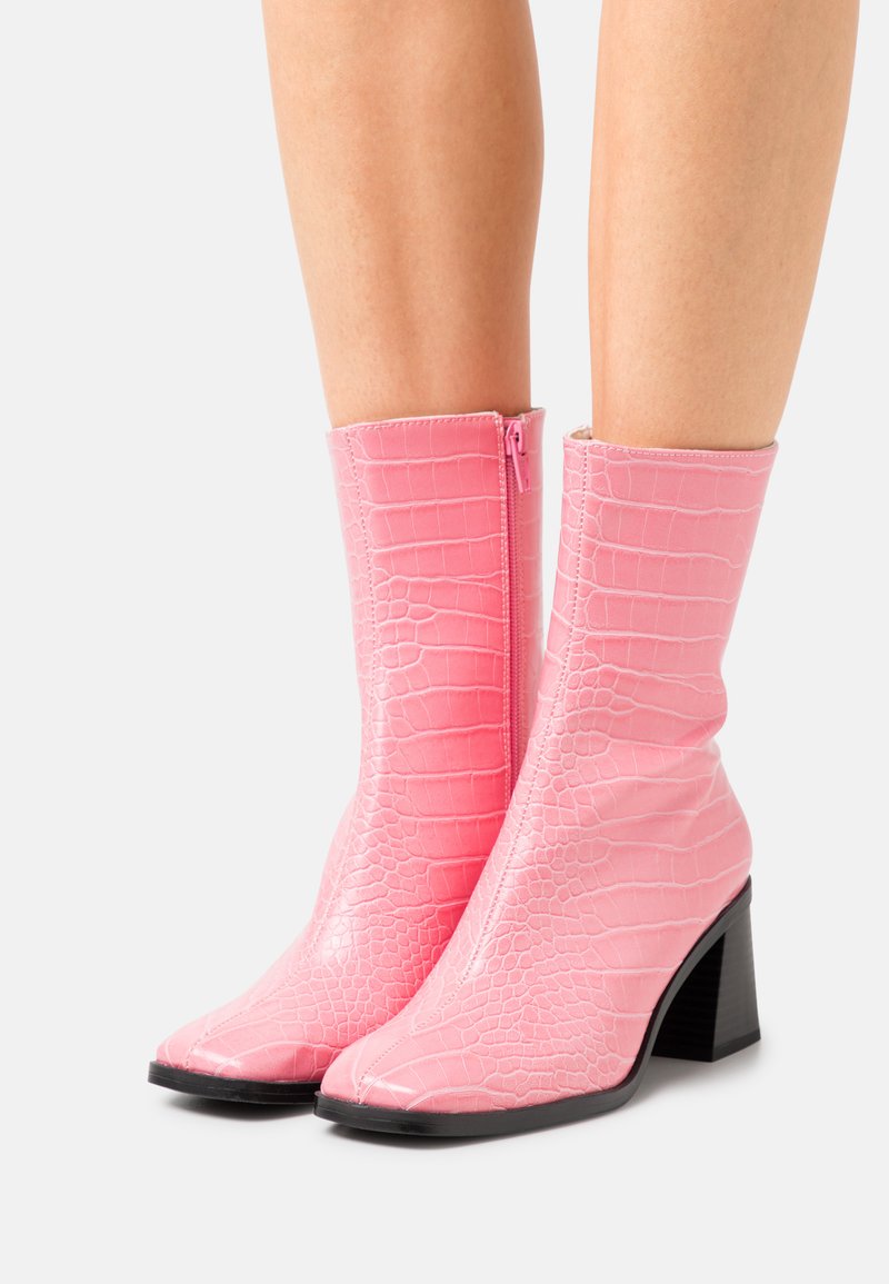 Monki Botas clássicas de cano curto - pink