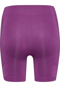 Shorts de sport violets en matériau extensible. Dotés d'une taille haute, d'une texture lisse et d'un design ajusté, avec des accents de panneaux latéraux.
