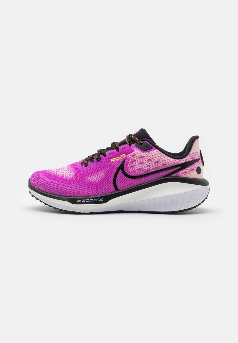 Chaussure de course rose vif et noire avec semelle blanche ZoomX, virgule Nike noire et lacets noirs sur fond blanc.
