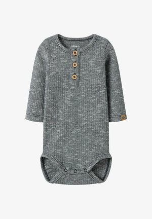 Body grigio a coste a maniche lunghe per neonato con tre bottoni di legno sul petto e tre chiusure a pressione sul fondo.