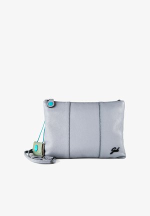 Pochette da polso in pelle grigio chiaro con dettagli a bottone turchese e una piccola targhetta verde attaccata, chiusura con cerniera e logo ricamato nero.