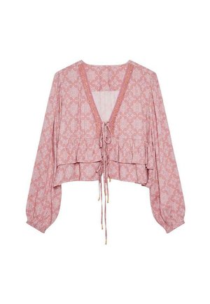 Blusa corta rosa con mangas largas, escote en V, cintura con cordón y tejido con estampado de flores y costuras decorativas.