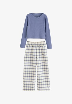 Lila rebrasta majica z dolgimi rokavi v kombinaciji s smetanovimi in modrimi karirastimi širokimi hlačami, ki imajo elastičen pas.