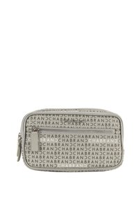Borsetta grigia con zip e motivo a ripetizione del nome del marchio. Presenta una tasca esterna con zip e una texture liscia. Forma rettangolare.