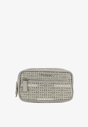 Bolsa gris con cremallera y patrón de nombre de marca repetido. Cuenta con un bolsillo exterior con cremallera y textura suave. Forma rectangular.