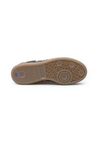 Czarne sneakersy z gumową podeszwą, z charakterystycznym wzorem grip i okrągłymi detalami. Na boku widoczne są białe akcenty logo.