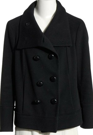 Manteau pea-coat noir à double boutonnage avec col large et six boutons visibles sur un buste de mannequin blanc.
