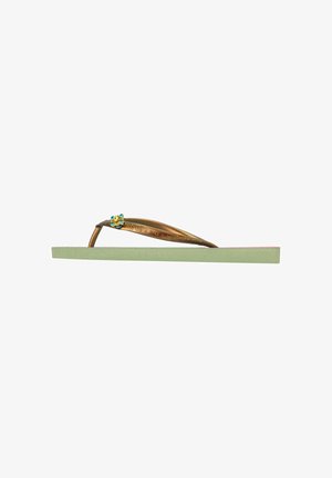 Bronzen flip-flops met een gestructureerde band en een decoratieve blauw-groen edelsteen, geplaatst op een lichtgroene zool met een vlak ontwerp.