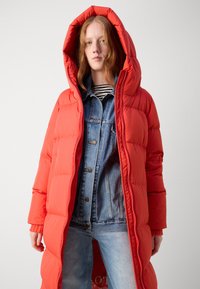 Marc O'Polo PUFFER COAT WITH HOOD SIDE SLITS WITH ZIPPER WELT POCKETS BACKPACK BELTS - Sulemantel - poppy red