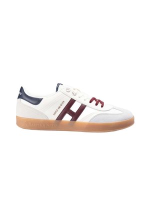 Zapatilla blanca con acentos en burdeos y talón en azul marino. Presenta una suela de goma y cierre de cordones. Logo "Harper & Neyer" en el costado.
