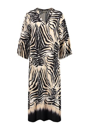 Knielange jurk van zijdeachtige stof met een zwart en beige zebra-print, met een V-hals en klokmouwen, en een verloopzoom in zwart.