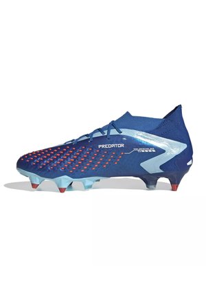 Blå Adidas Predator fodboldstøvle med røde teksturerede grebspunkter, lyseblå knopper og sok-lignende ankelkrave, vinklet venstreside.