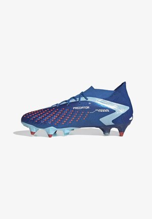 Blå Adidas Predator fodboldstøvle med røde teksturerede grebspunkter, lyseblå knopper og sok-lignende ankelkrave, vinklet venstreside.