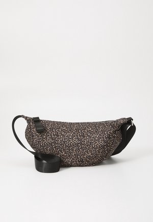 Bolso bandolera de tela con estampado de leopardo, correa negra ajustable y cierre superior con cremallera sobre fondo blanco.