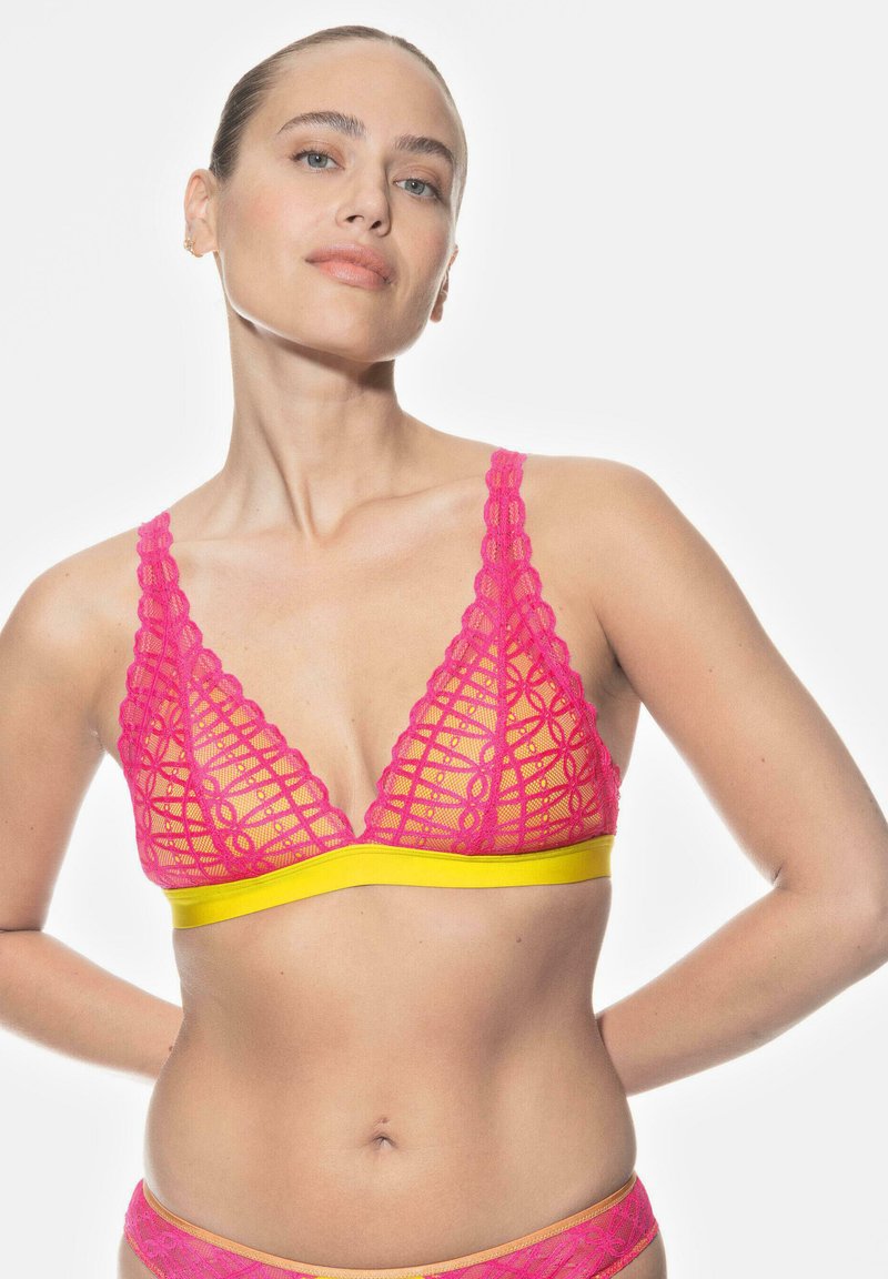 Sujetador triangular de encaje rosa con un patrón geométrico, con una banda amarilla en la parte inferior. Tirantes de encaje ajustables.