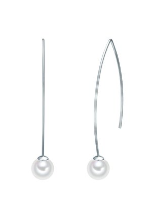 Cercei din metal argintiu, cu un design curbat subțire și o perlă albă proeminentă la bază, evidențiind o textură netedă și strălucire.