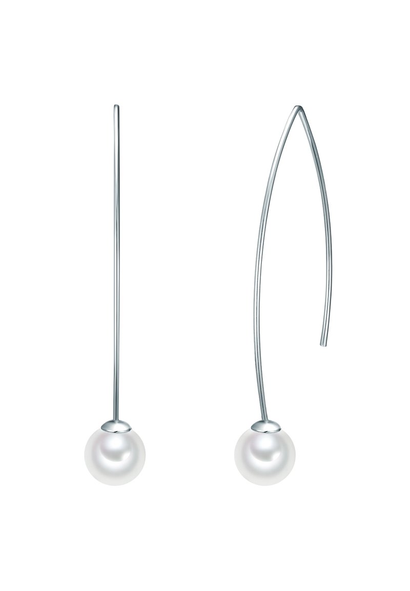 Orecchini a goccia in metallo argento con un design slanciato e curvo, e una grande perla bianca alla base, che evidenzia una texture liscia e lucente.