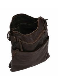 Borsa a tracolla in pelle marrone scuro con scomparti zipper multipli e un piccolo emblema di ancora in metallo sulla parte anteriore.