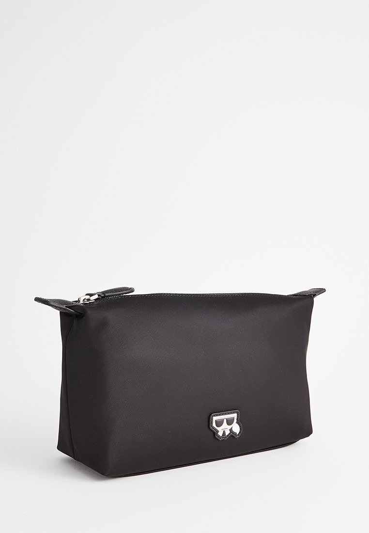 Borsetta rettangolare nera con zip, con un piccolo logo bianco e nero che raffigura una figura stilizzata con occhiali da sole al centro.