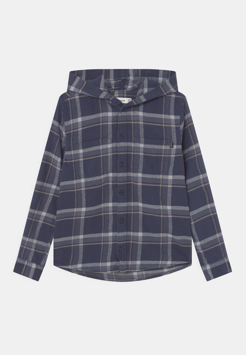 Camisa de franela con capucha de color azul marino con patrón de cuadros en gris y beige, botones al frente, mangas largas y un bolsillo en el pecho etiquetado con una pequeña etiqueta.