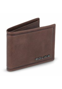 Portafoglio in pelle marrone con una texture liscia, caratterizzato da un bordo cucito e il logo "POLICE" in rilievo di colore argento sul davanti.