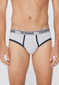 Szare bawełniane slipy z granatowym pasem, na którym znajduje się logo "TEZENIS". Projekt zawiera kontrastowe obszycia wzdłuż otworów na nogi.