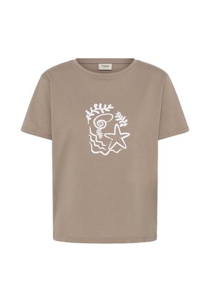 Taupe színű rövid ujjú póló fehér, tenger témájú grafikával, amely csillaghalat, tengeri csigát, tengeri algát és hullámos vonalakat ábrázol, középen elöl.