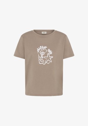 Taupe színű rövid ujjú póló fehér, tenger témájú grafikával, amely csillaghalat, tengeri csigát, tengeri algát és hullámos vonalakat ábrázol, középen elöl.