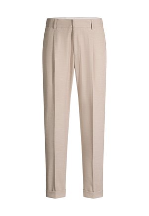 Pantaloni da uomo beige su misura con passanti per cintura, pince frontali, tasche laterali e orli risvoltati su sfondo bianco.