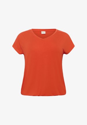 Červené tričko s výstřihem do V a krátkými rukávy, které má měkkou texturu a volný střih. Tkanina se zdá být lehká a hladká.