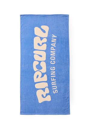 Blåt strandhåndklæde med stor beige tekst "RIP CURL" og mindre vertikal tekst "SURFING COMPANY" på en hvid baggrund.