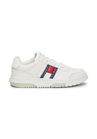 Sneaker bianca in pelle con finitura testurizzata, caratterizzata da accenti a strisce rosse e blu e un colletto imbottito. Suola in gomma per una migliore aderenza.
