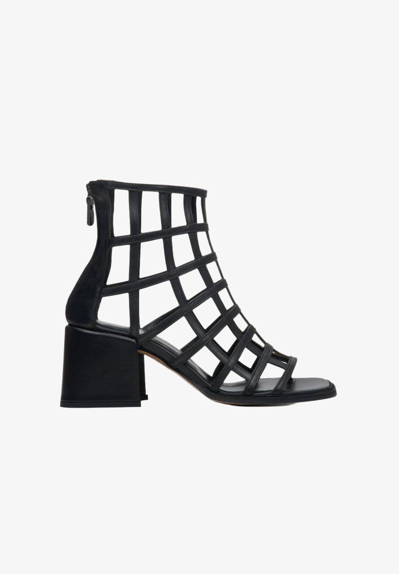 Zwarte open teen enkellaars met een ruitpatroon. Gemaakt van leer, met een blokhak en een rits aan de achterkant voor sluiting.