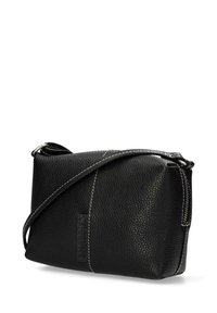 Borsa a spalla nera in pelle con una finitura testurizzata, chiusura con zip e cuciture a contrasto. Forma rettangolare compatta con tracolla regolabile.