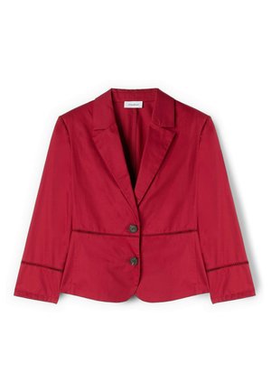 Rød damesblazer med hakket revers, to forreste knapper og dekorativ syning på ærmer og talje, vist på hvid baggrund.