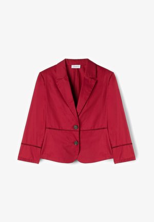 Rød damesblazer med hakket revers, to forreste knapper og dekorativ syning på ærmer og talje, vist på hvid baggrund.