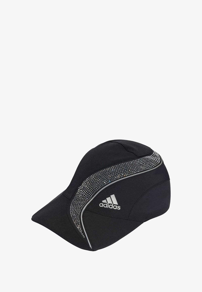 Čierna čiapka Adidas s prehnutým okrajom, vyrobená z textúrovanej tkaniny, s reflexnými akcentmi a ozdobnými kryštálmi po boku.
