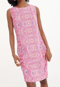 Robe sans manches à motifs dans des teintes de rose, rouge et bleu. Tissu doux avec une silhouette ajustée et un col rond. Design minimaliste.