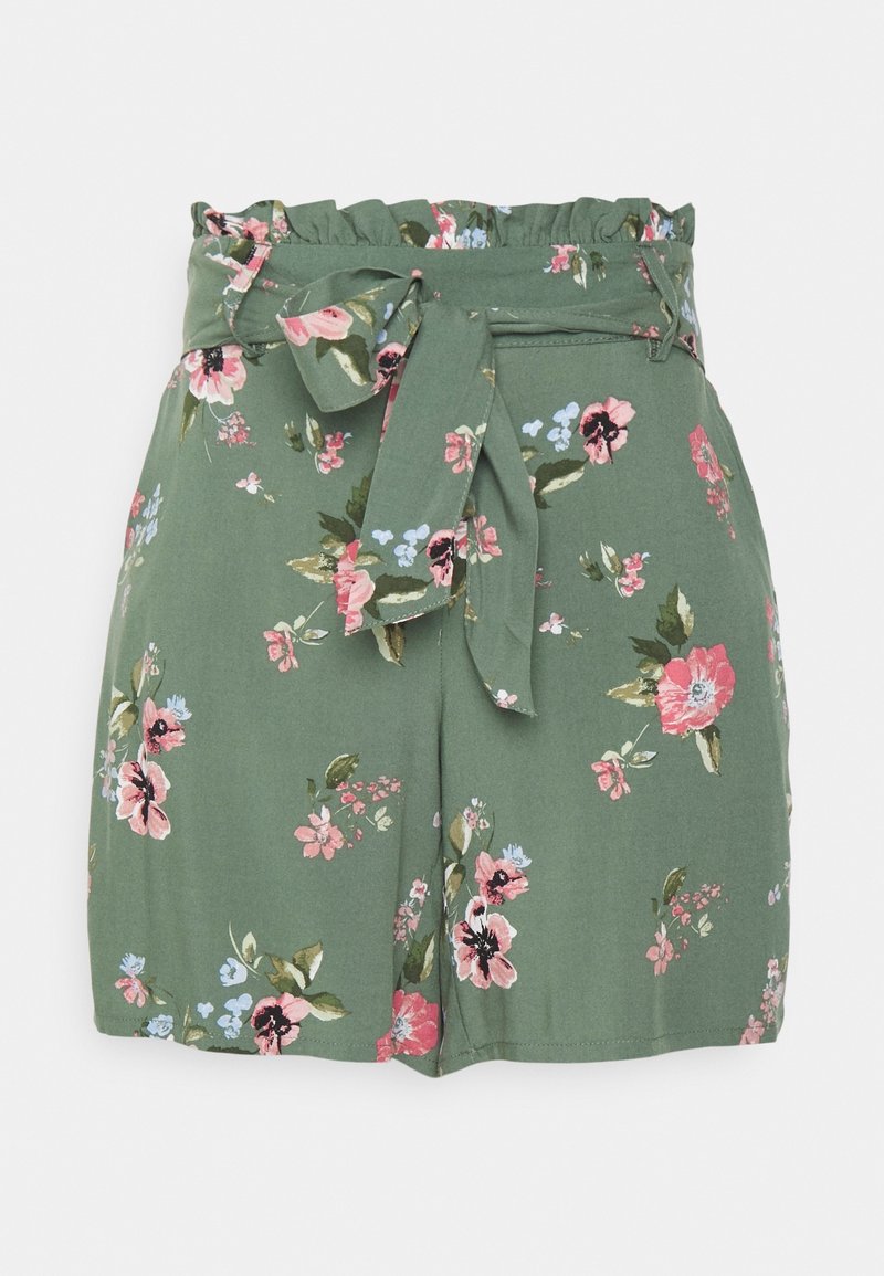 Shorts verts taille haute imprimés de motifs floraux roses et bleus, avec une ceinture froncée et un ruban en tissu noué à l'avant.